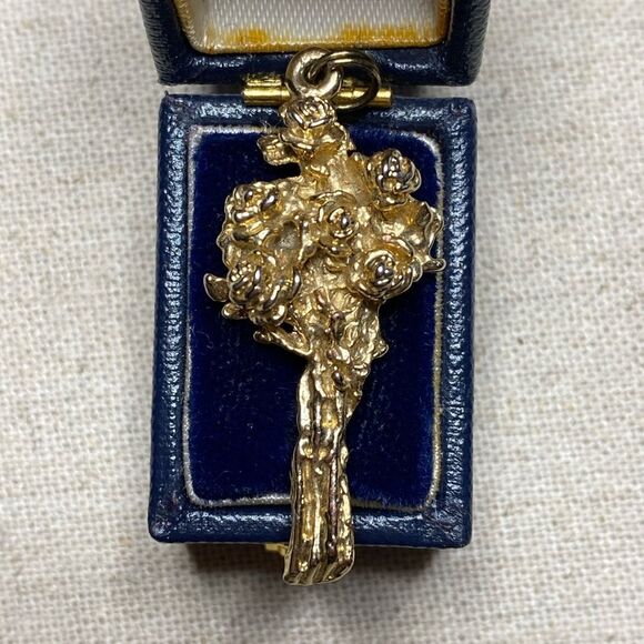 💛 Yellow Gold Plated Bouquet Of Roses Pendant - Picture 1 of 3